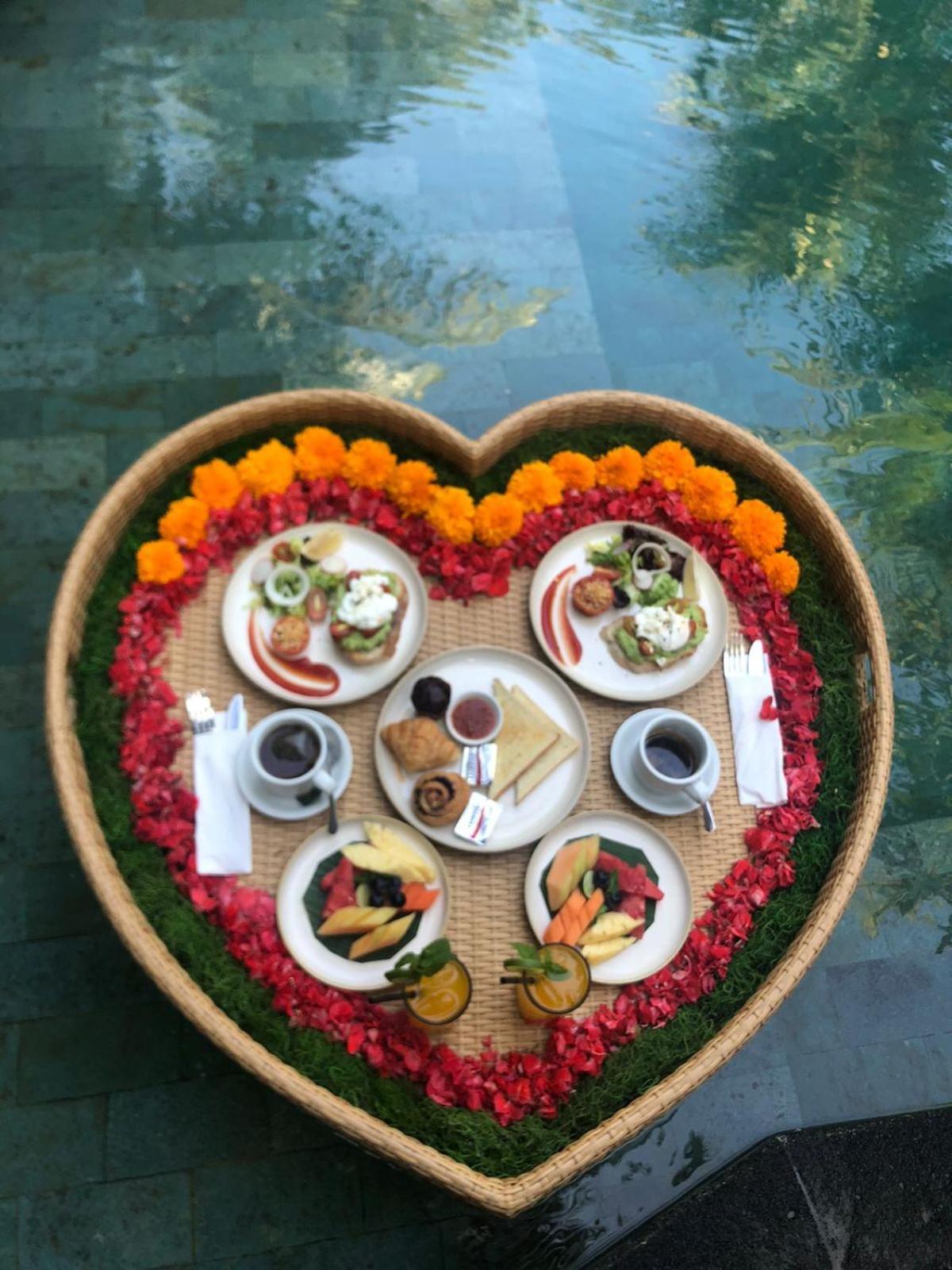 Weda Cita Resort And Spa By Mahaputra 乌布 外观 照片 A traditional Balinese breakfast